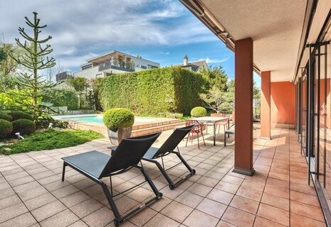 stadtnahe Terrassenwohnung mit Pool und Sauna