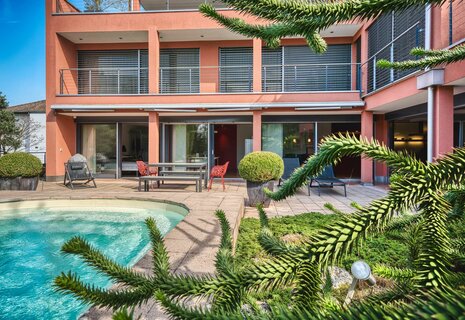 Stadtnahe Terrassenwohnung mit Pool und Sauna
