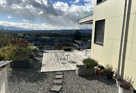 Einmalige Split-Leveldown 4-Zimmerwohnung mit 180°-Top Aussicht + 53m2 grosser Terrasse