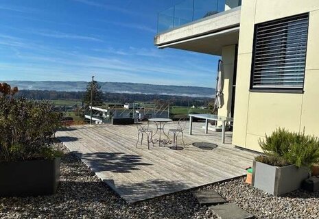 Einmalige Split-Leveldown 4-Zimmerwohnung mit 180°-Top Aussicht + 53m2 grosser Terrasse