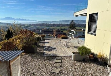 Einmalige Split-Leveldown 4-Zimmerwohnung mit 180°-Top Aussicht + 53m2 grosser Terrasse