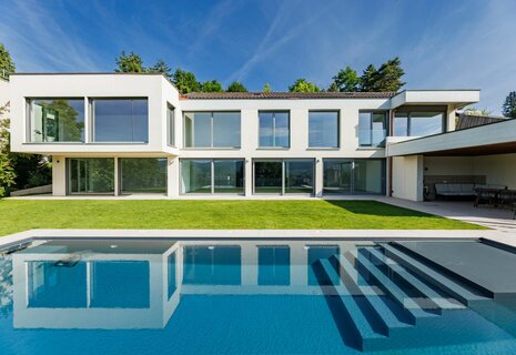 Exklusive 7‑Zi.-Villa mit Infinitypool und 2-Zi. Einliegerwohung