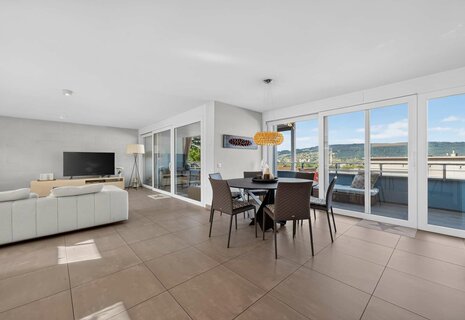 4.5-Zimmer-Maisonettewohnung mit grosszügigen Terrassen, Steingarten und hochwertigem Innenausbau