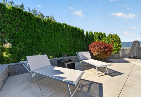 4.5-Zimmer-Maisonettewohnung mit grosszügigen Terrassen, Steingarten und hochwertigem Innenausbau